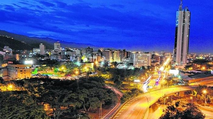 Cali de noche con su torre iluminada