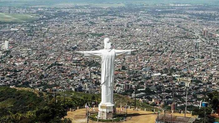 Cristo Rey mirando hacia la ciudad de Cali