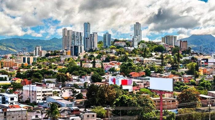 Skyline de Cali entre las montañas