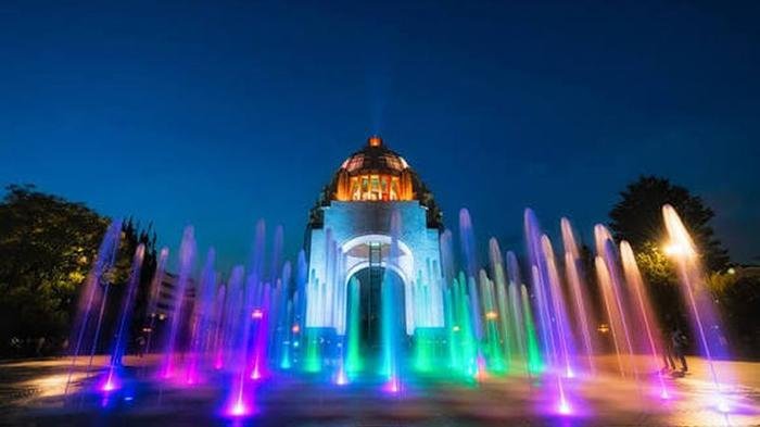 Monumento a la Revolución iluminado de noche en Ciudad de México