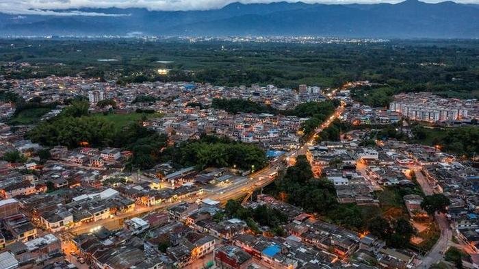 Vista aérea de un pueblo del Eje Cafetero al atardecer