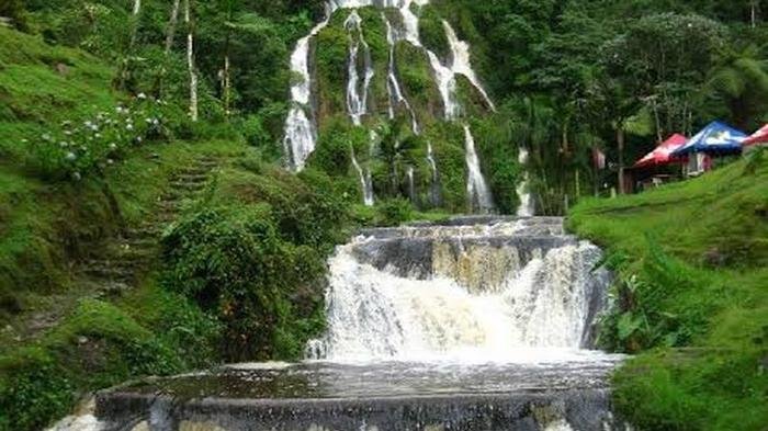 Cascada rodeada de vegetación en el Eje Cafetero