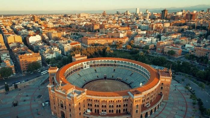 Plaza de Toros de Las Ventas al atardecer en Madrid