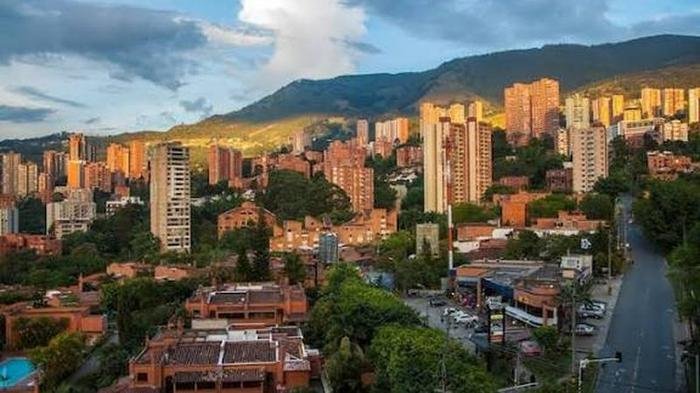 Medellín al atardecer entre montañas