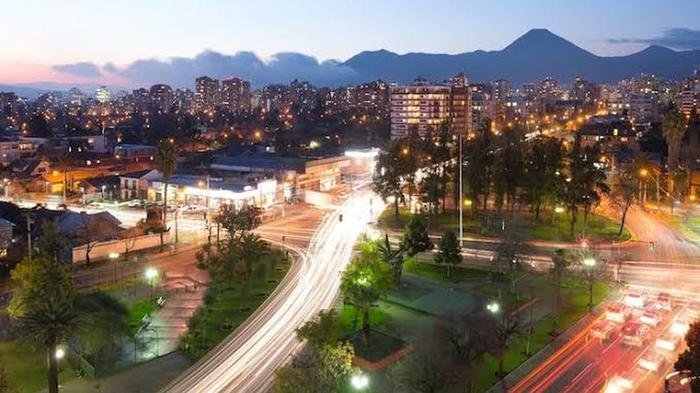 Avenida iluminada de Medellín al anochecer