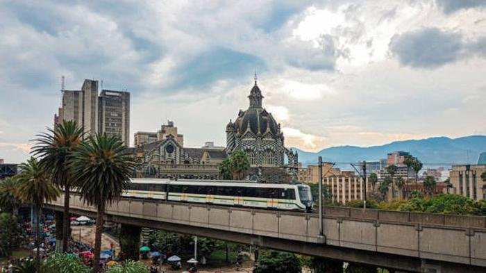 Metro de Medellín junto al Palacio de la Cultura