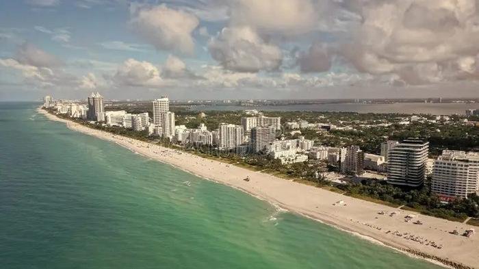 Vista aérea de Miami al atardecer con sus canales